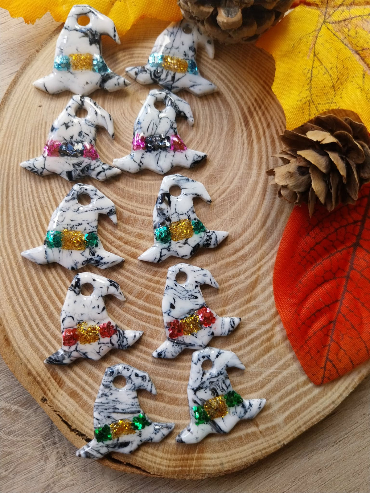 Chapeaux de sorcière blanc et noir